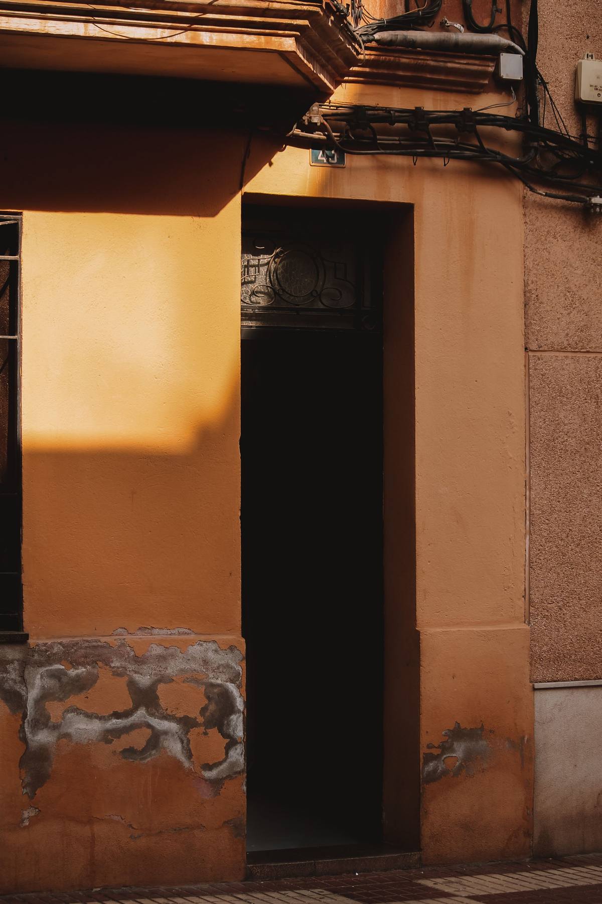 Quiet open entrance to an urban home